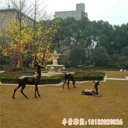 青铜雕塑梅花鹿 太原黄铜鹿雕塑订制与景观假山融合之美