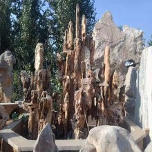 假山造景与园林景观 防腐木凉亭长廊、花箱与木制栏杆的完美融合